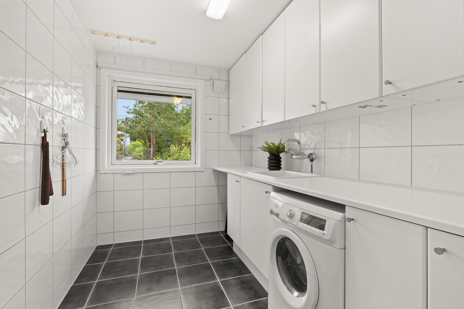 Boligen har et praktisk separat vaskerom, utstyrt med god arbeidsbenk Galleribilde