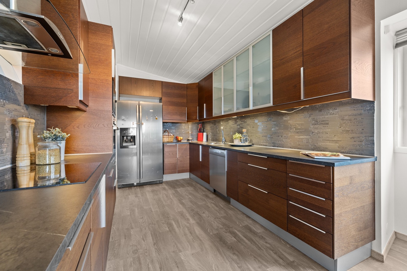 Boligen har et romslig og stilrent kjøkken fra 2010 Galleribilde