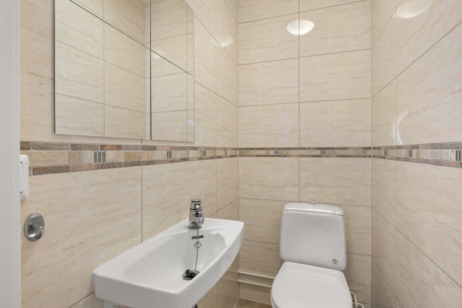 WC er plassert i eget rom inne på badet. Rommet har flislagt gulv uten gulvvarme, flislagte vegger og malt himling. Avtrekk skjer via balansert ventilasjon. Galleribilde