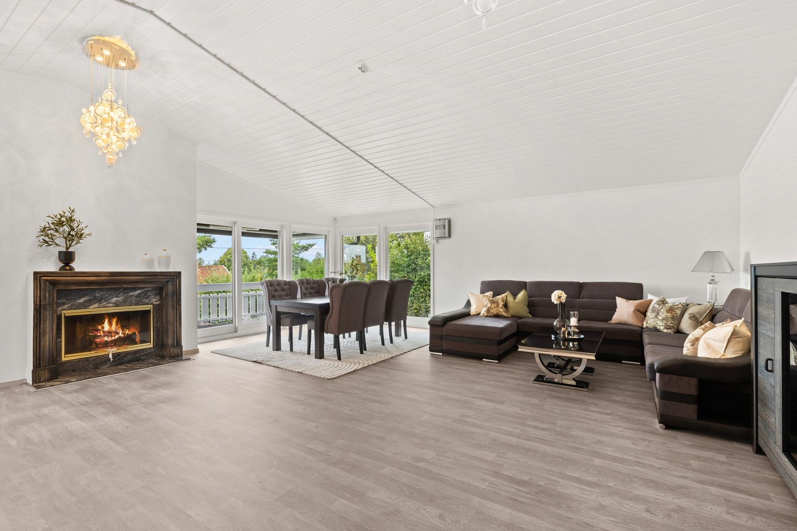 Boligen er velholdt og jevnlig vedlikeholdt, med gjennomgående god standard på overflater, innredninger og utstyr. Galleribilde