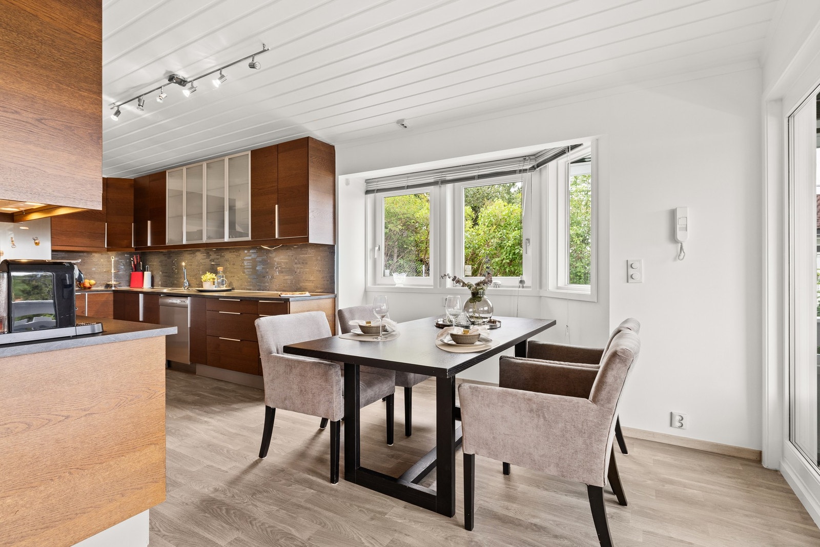 Med plass til spisebord også på kjøkkenet blir kjøkkenet et naturlig samlingspunkt for både hverdagslige måltider og morgenkaffen. Galleribilde