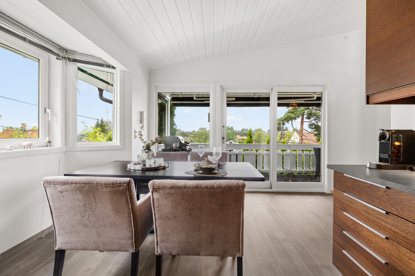 Også kjøkkenet har gode vindusflater, som gir godt med innslipp av naturlig lys og hyggelig utsikt mot omgivelsene Galleribilde