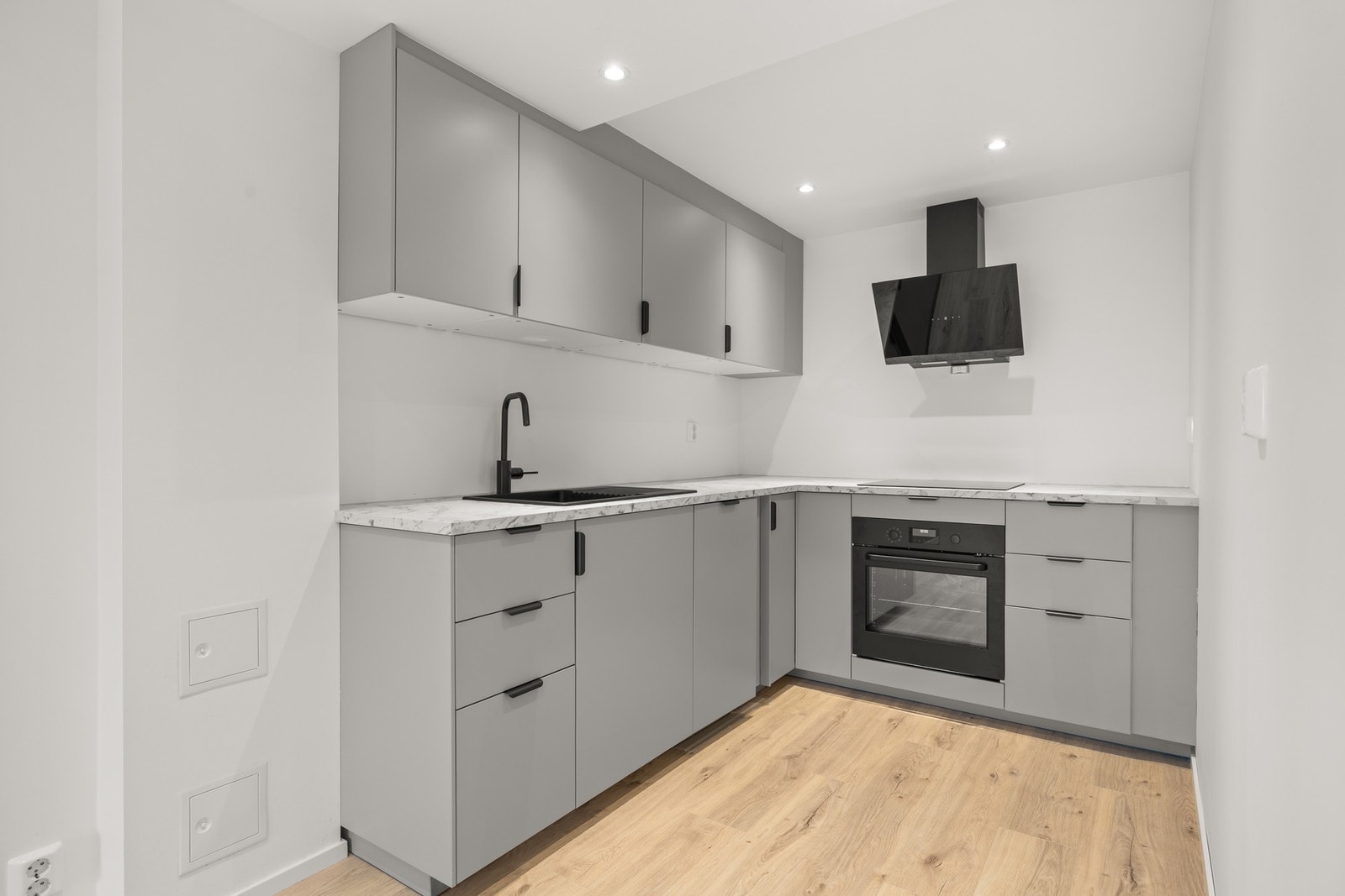 Moderne kjøkken med glatte fronter og laminat benkeplate som gir et rent og tidløst uttrykk. Galleribilde