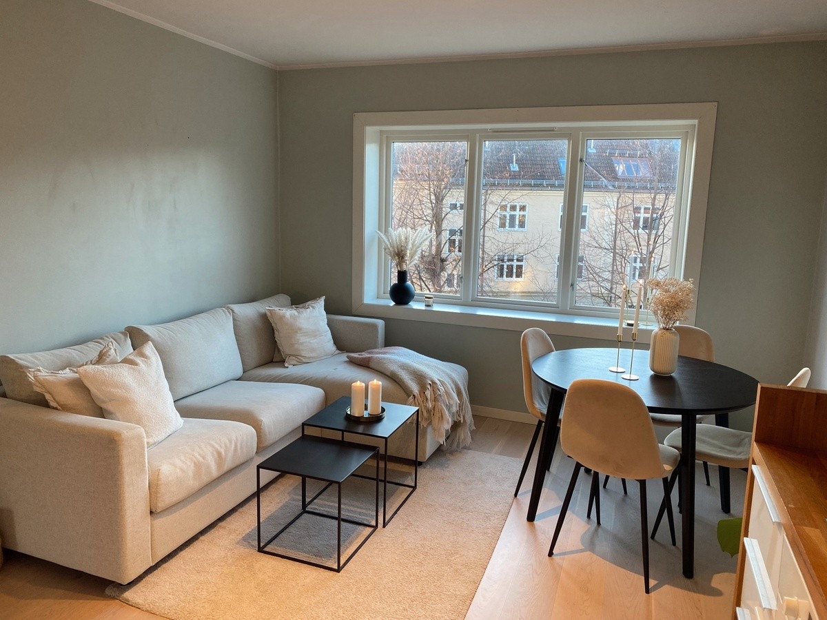 Stue med spisebord Galleribilde