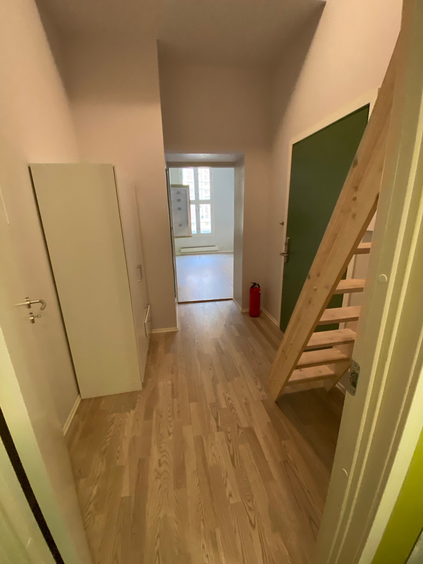 Entre mot stuen som har skyvedør og kan lukkes. Galleribilde