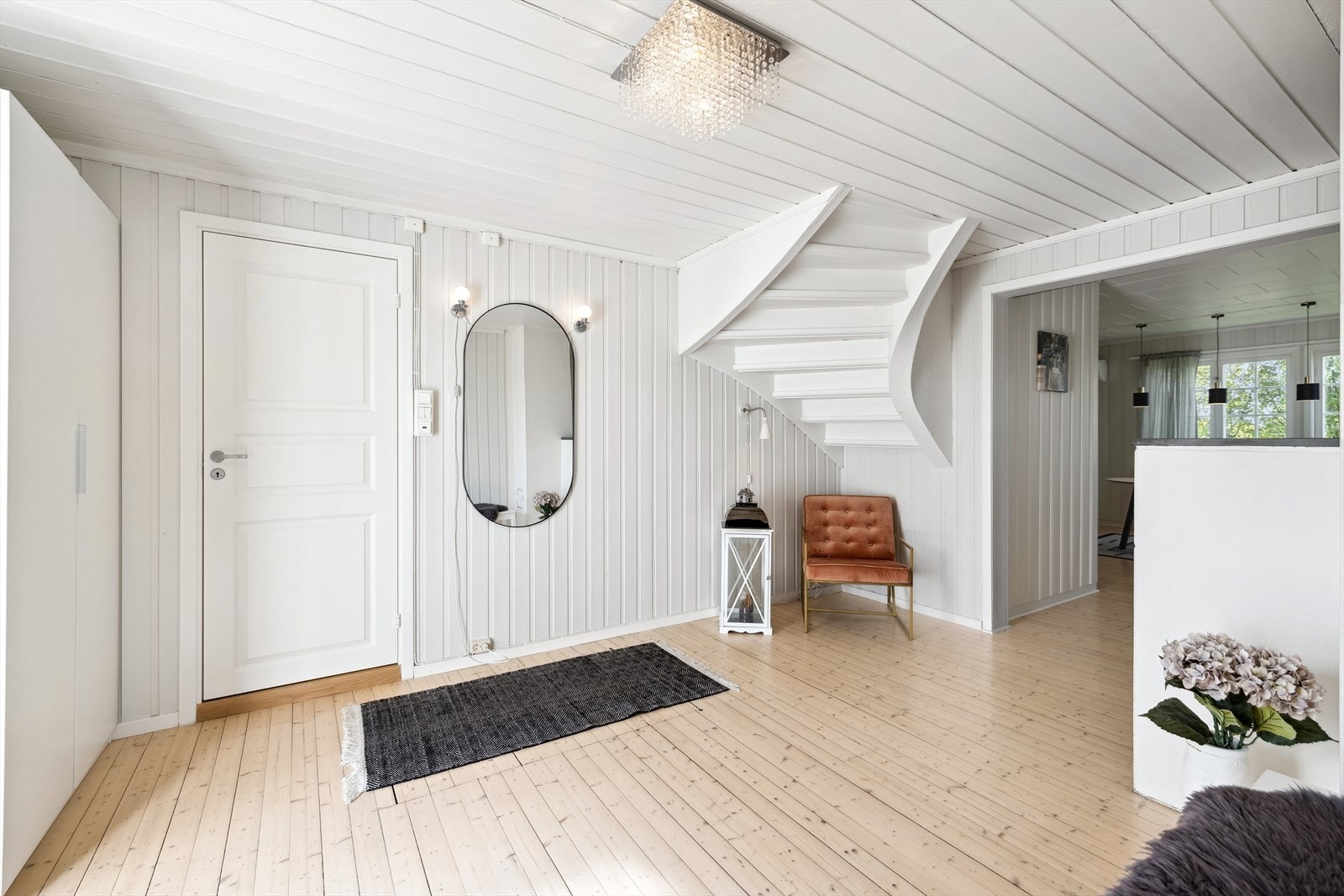 Fra entreen er det direkte adkomst til boligens bad. Galleribilde