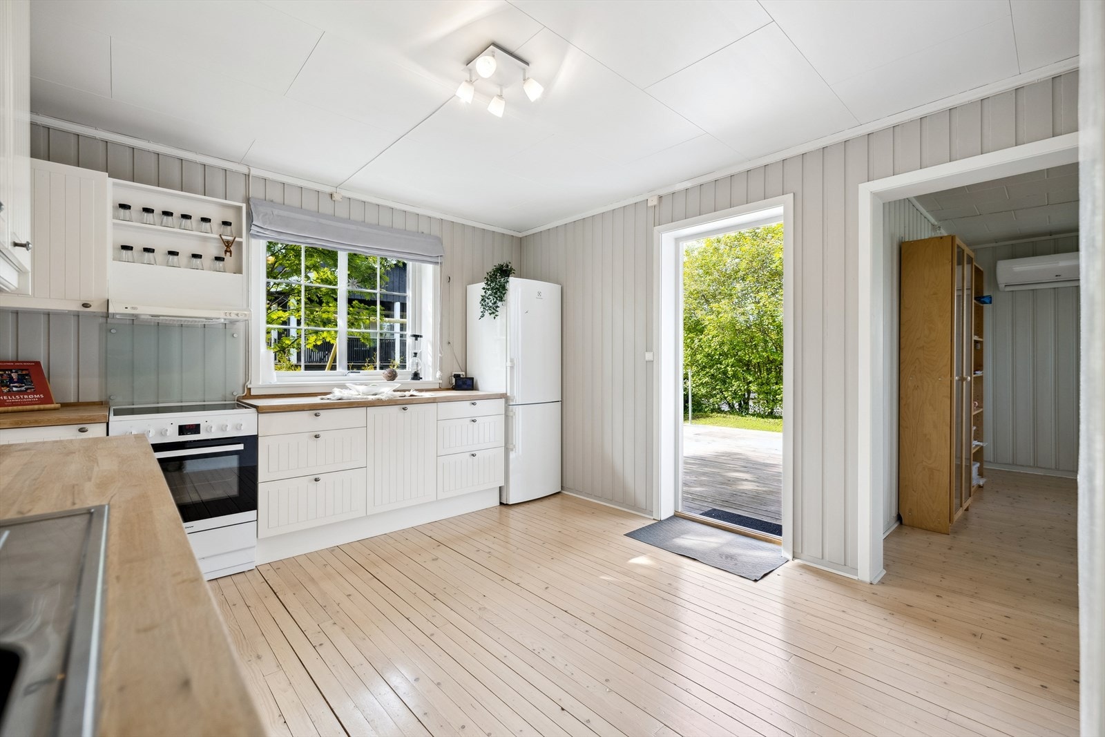 Fra kjøkkenet er det utgang til en sydøstvendt markterrasse på ca. 23 kvm. Galleribilde