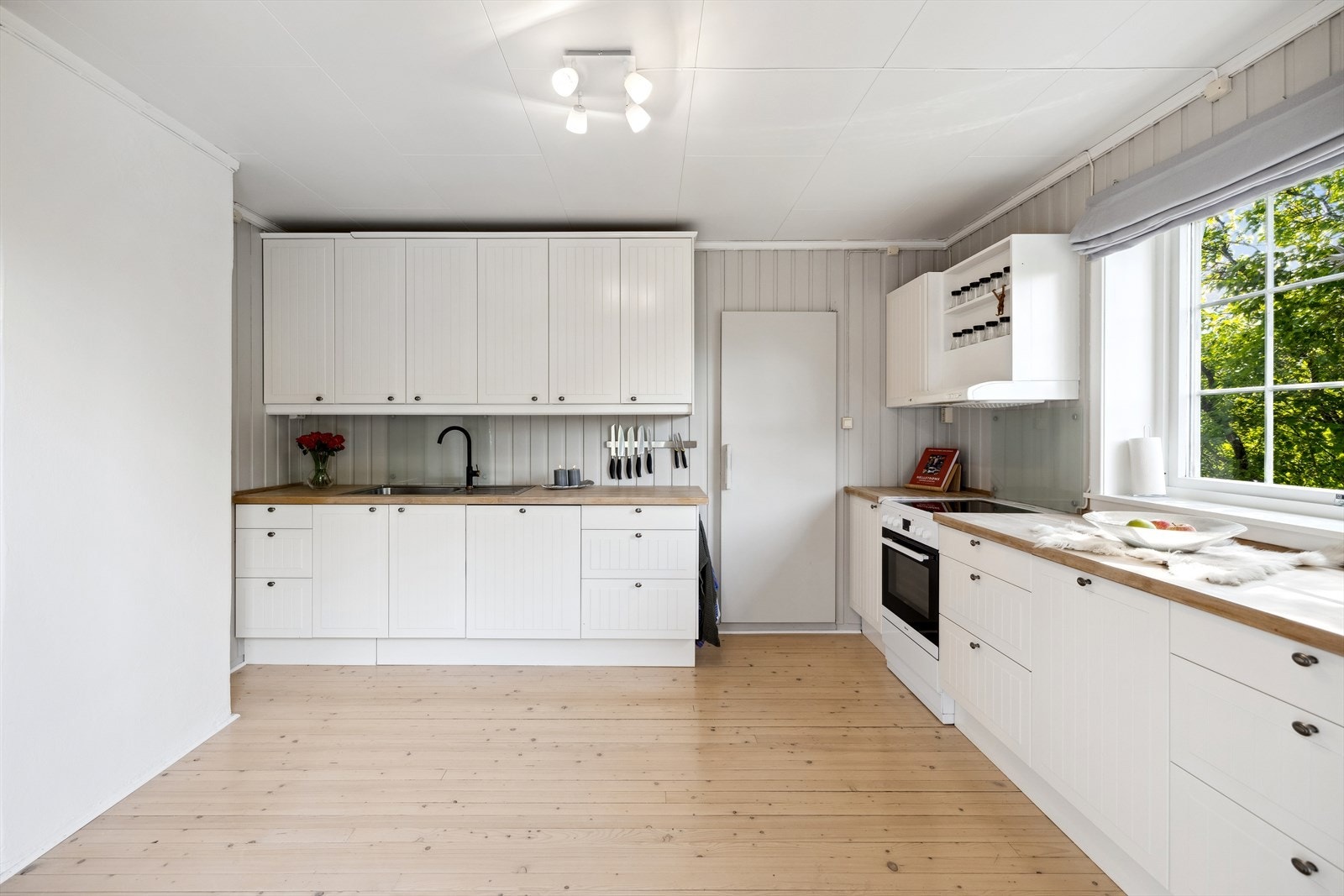 Kjøkkenet var nytt i 2009, og de gode benkeflatene innbyr til spennende kokkelering. Galleribilde