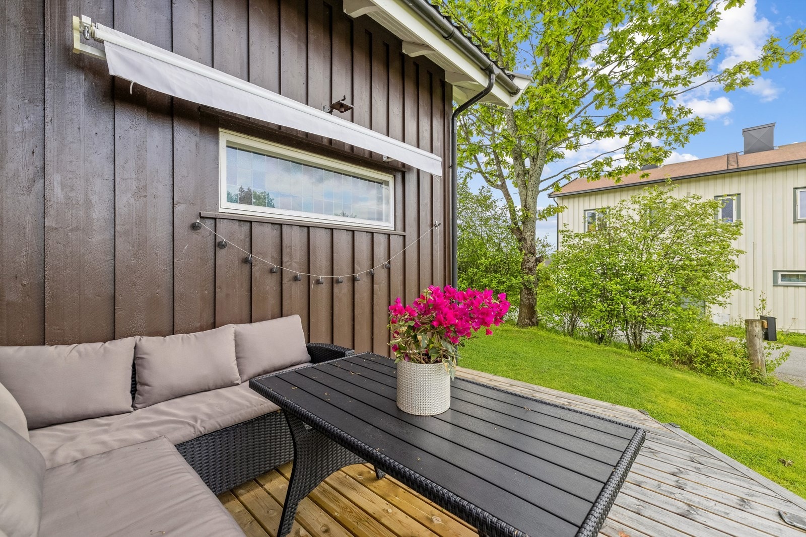 Det er montert markise på husveggen ved den vestvendte terrassen. Galleribilde