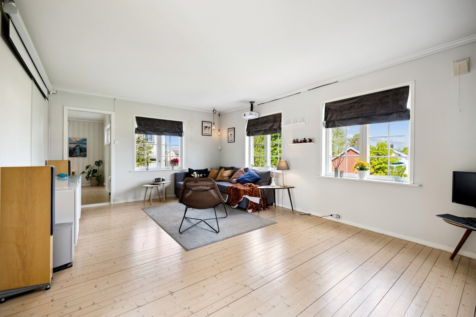 Det er to luftige stuer i første etasje - én spisestue og én dagligstue. Galleribilde