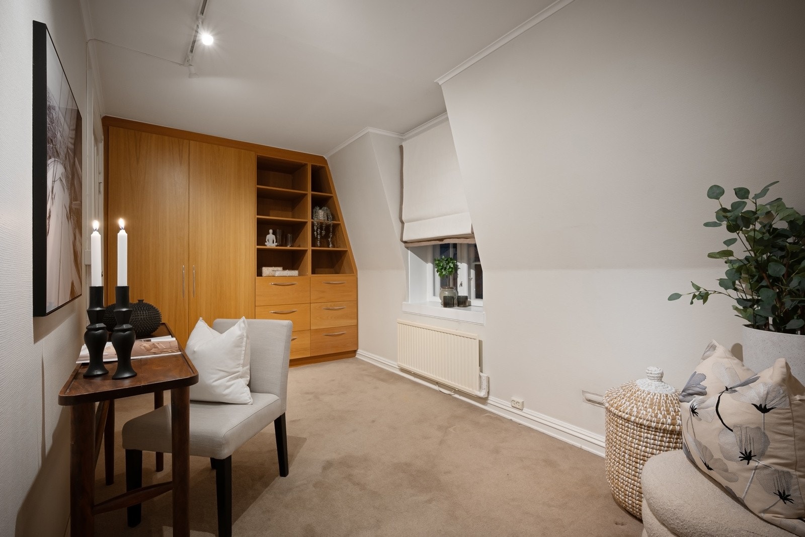 Det andre soverommet i hovedetasjen har spesialbygde garderobeskap. Galleribilde