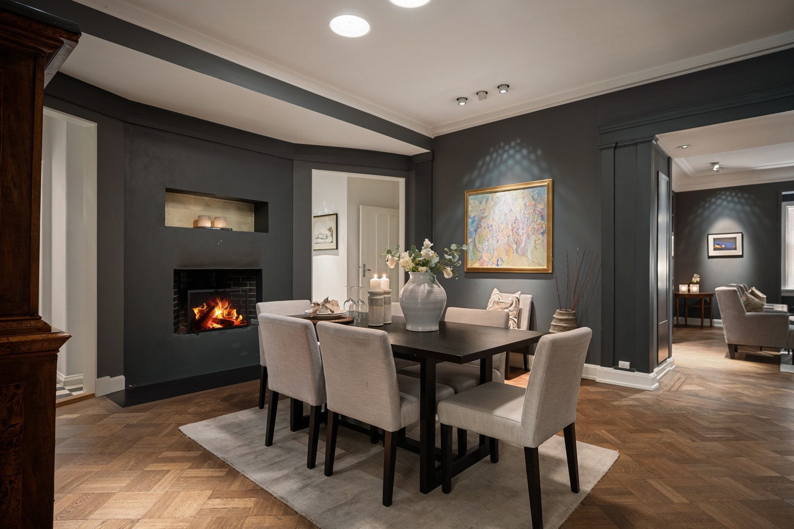 I direkte tilknytning til stuen ligger en lun spisestue med original, innfelt peis for ekstra hygge. Galleribilde