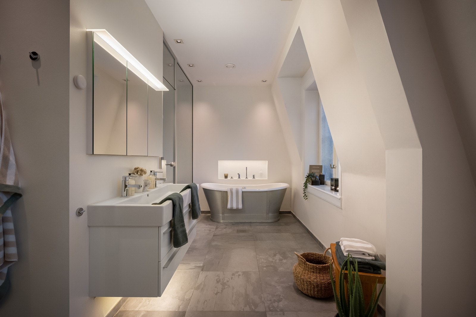 Badet er luksuriøst innredet med både badekar, dusjnisje og egen steamdusj. Galleribilde