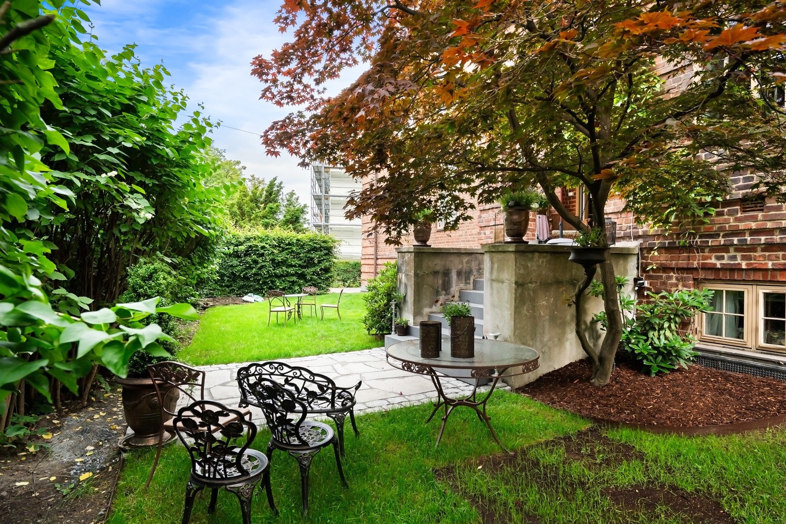 Sameiets hage ble oppgradert i 2025 og omgivelsene er idylliske med sol fra morgen til tidlig kveld. Galleribilde