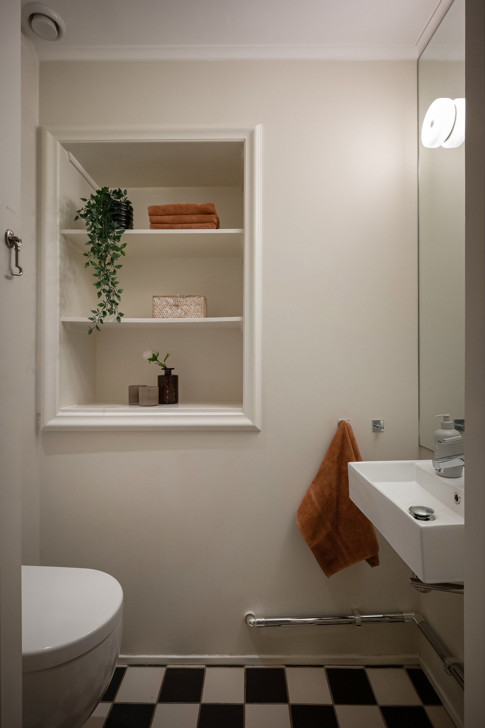 Flott gjestetoalett i tilknytning hallen. Galleribilde