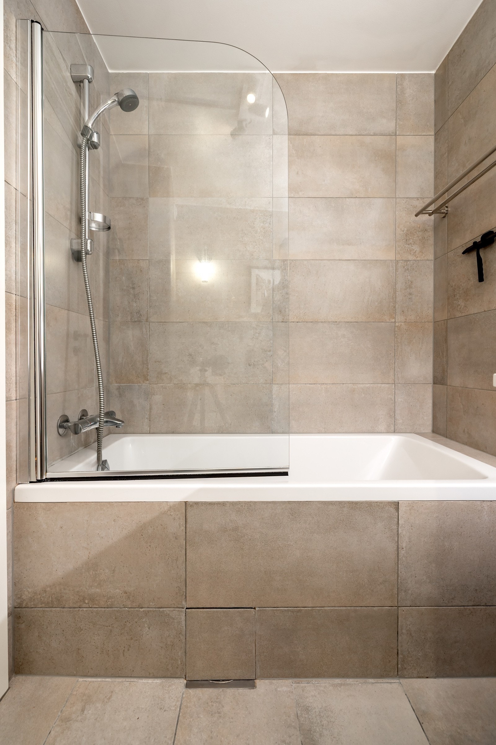 Badet har ett toalett, og badekar - perfekt for litt ekstra hverdagsluksus, og supert for barna Galleribilde