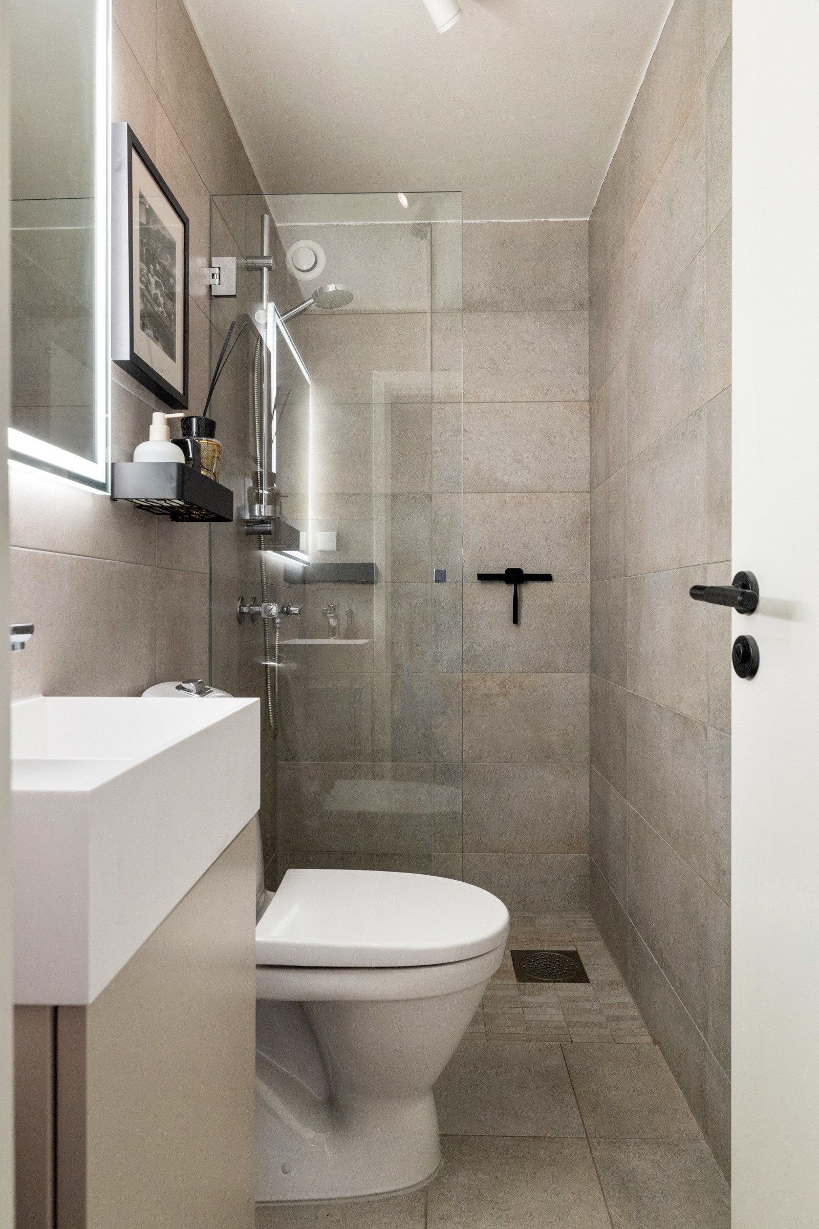 Bad II har også bra med lagringsplass i servantinnredningen og speil med belysning Galleribilde