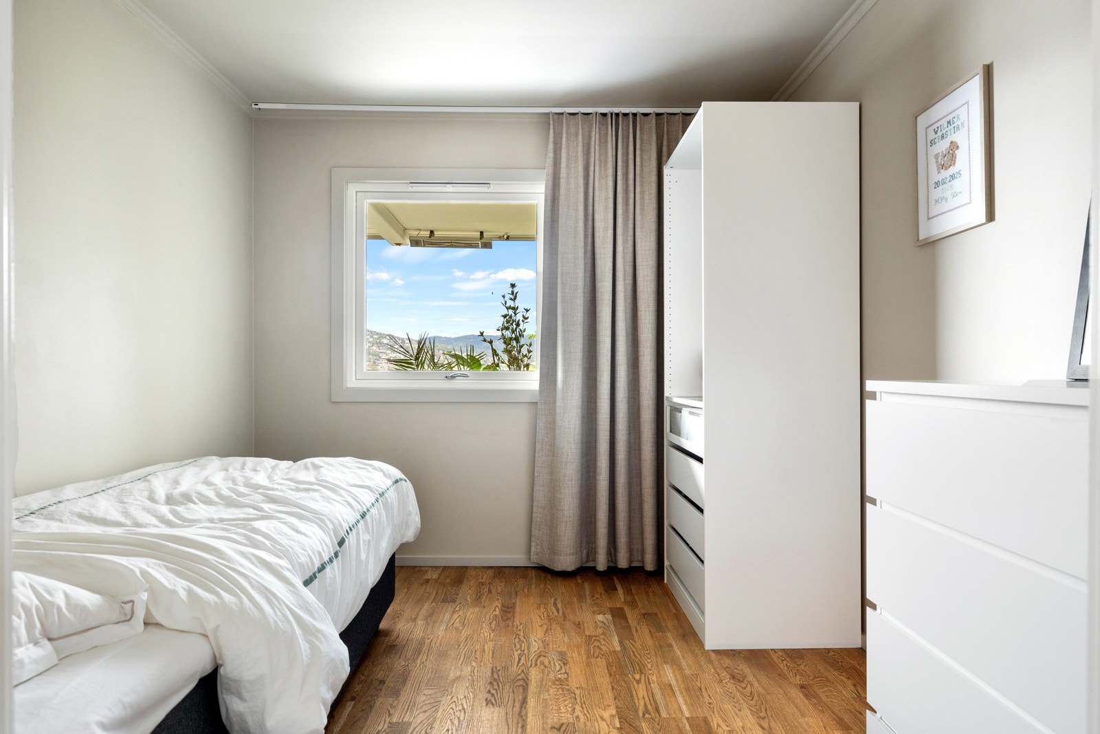 Soverom II har også fin størrelse og plass til seng og garderobeskap Galleribilde