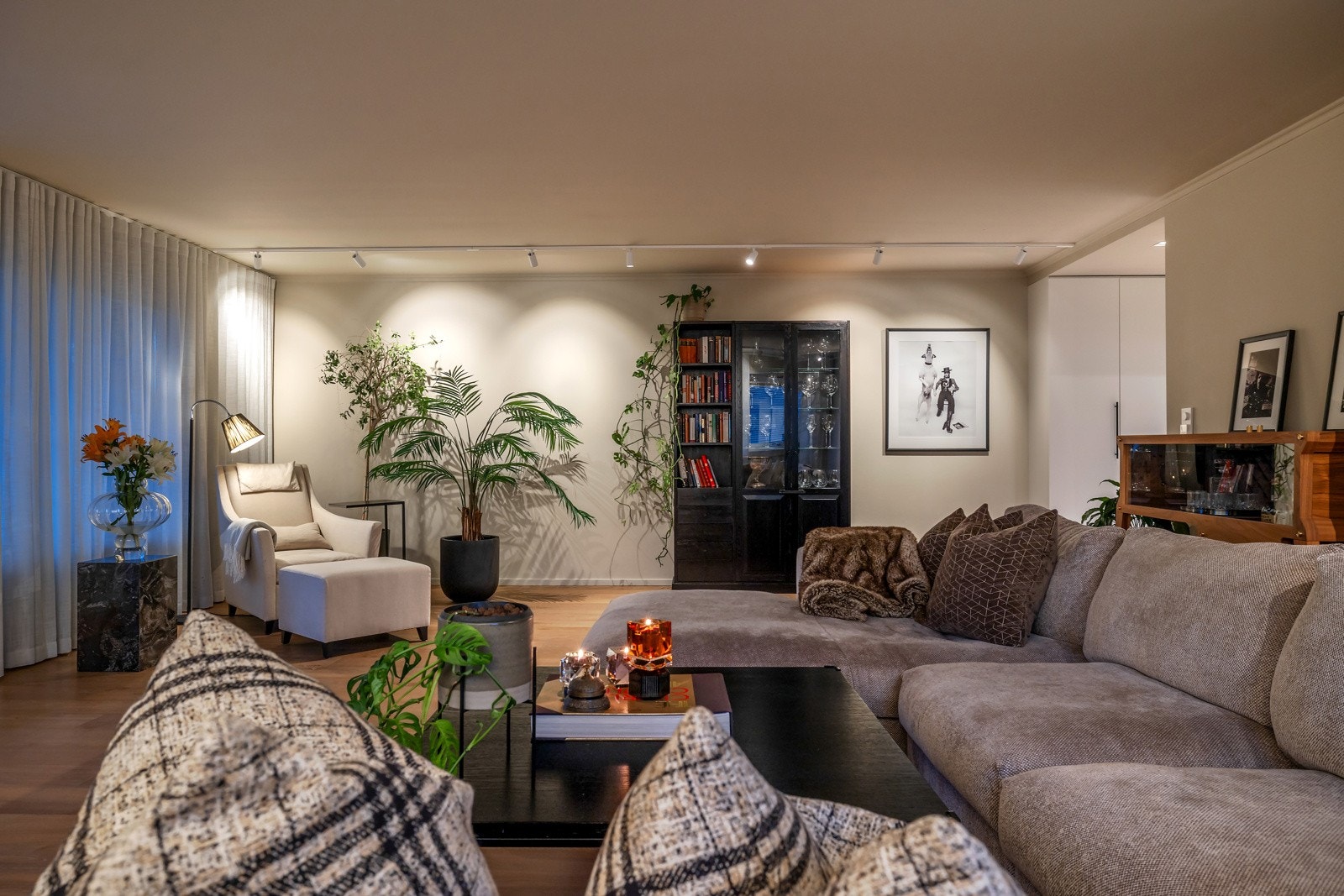 Her er det god plass til en stor sofagruppe med tilhørende et hyggelig samlingspunkt for familie og venner Galleribilde