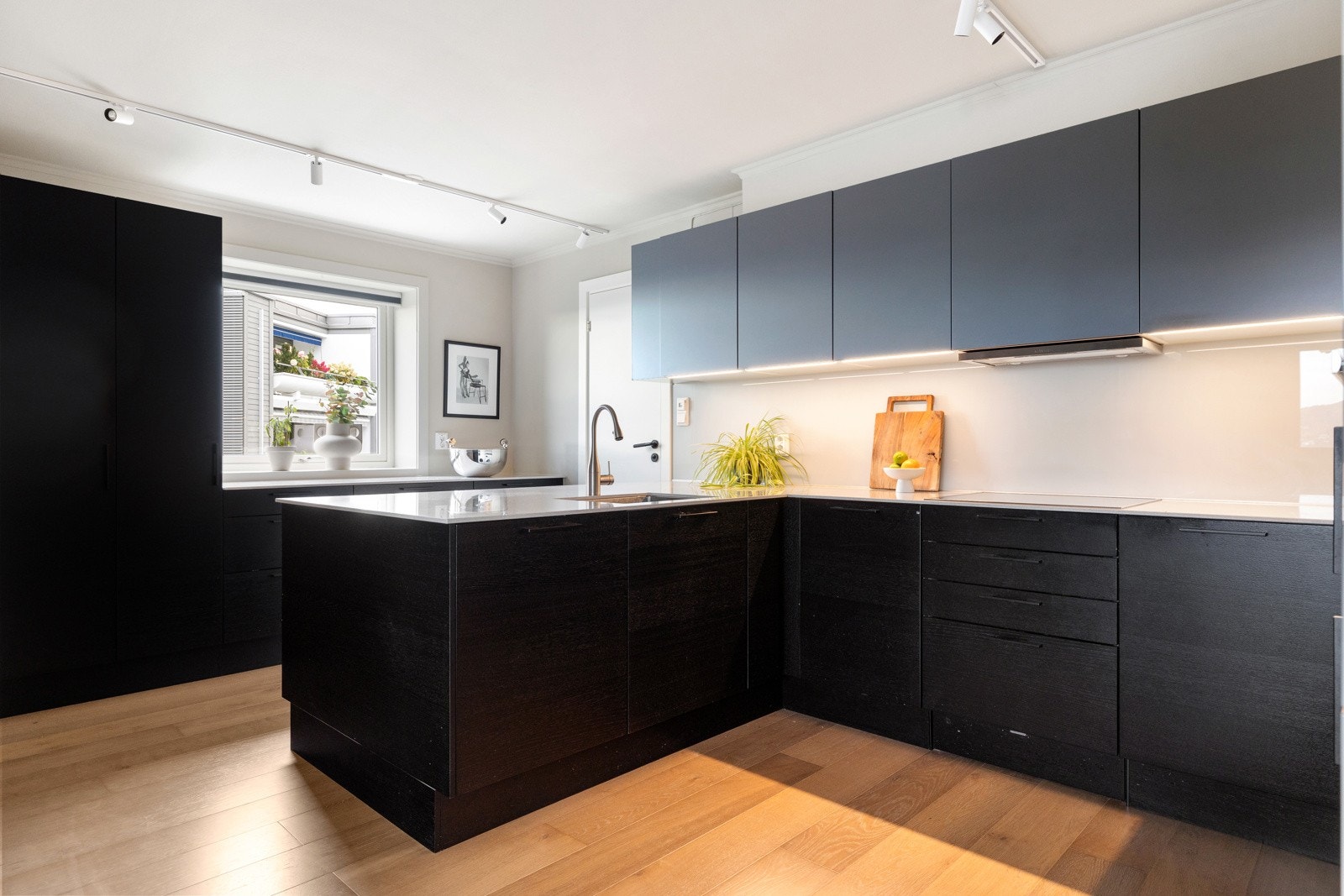 Innredningen har glatte fronter og benkeplate av kompositt Galleribilde