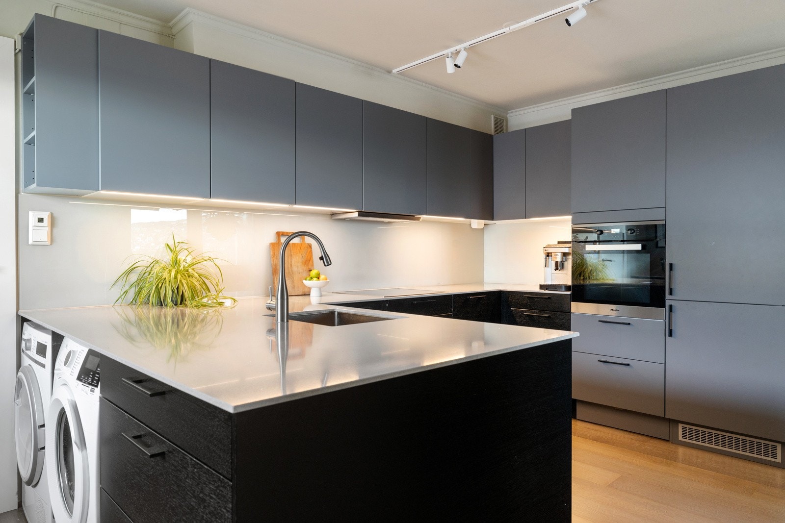 Kjøkkenet har godt med benkeplass, samt lagring i skap og skuffer Galleribilde