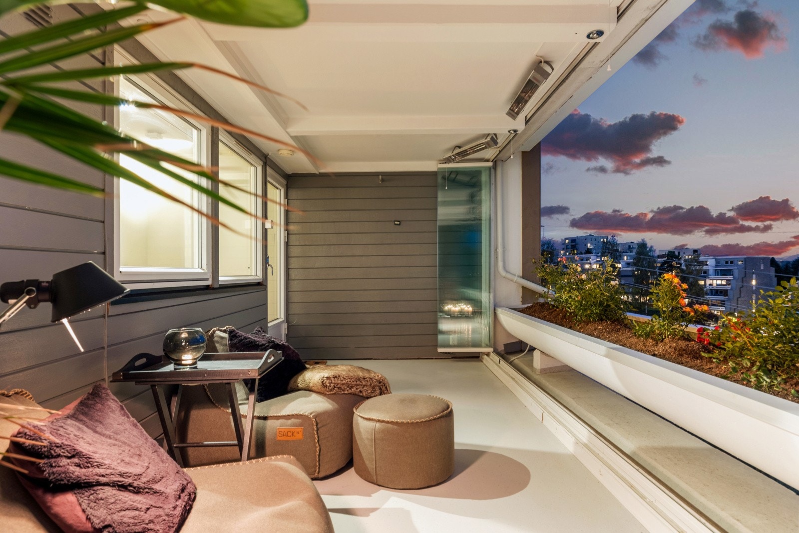 Innglassingen gjør det lunt og godt, og gjør at du kan bruke den store deler av året. Glassene kan også skyves til side på varme sommerdager Galleribilde