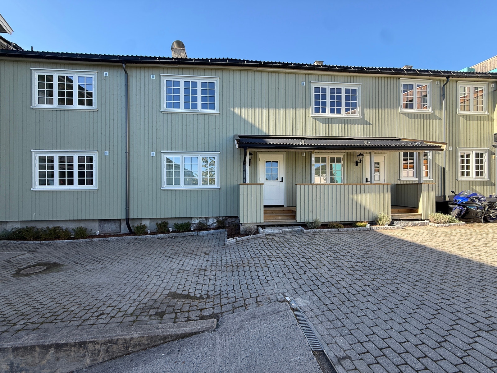 Flott fasade med en hyggelig uteplass. Galleribilde