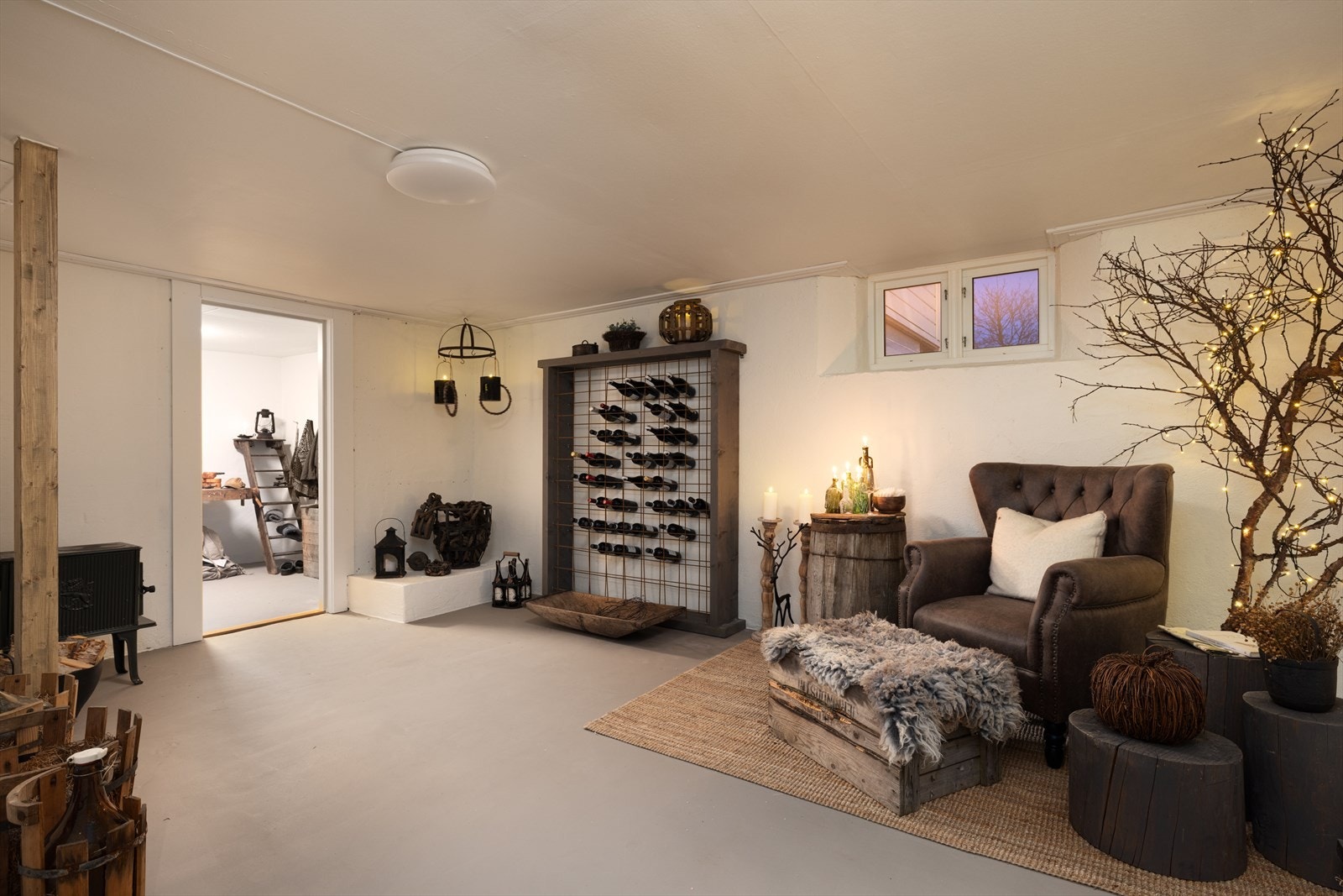 Kjellerrom som i dag er innredet som en ekstra stue. Det gjøres oppmerksom på at dette rommet ikke er godkjent oppholdsrom. Galleribilde