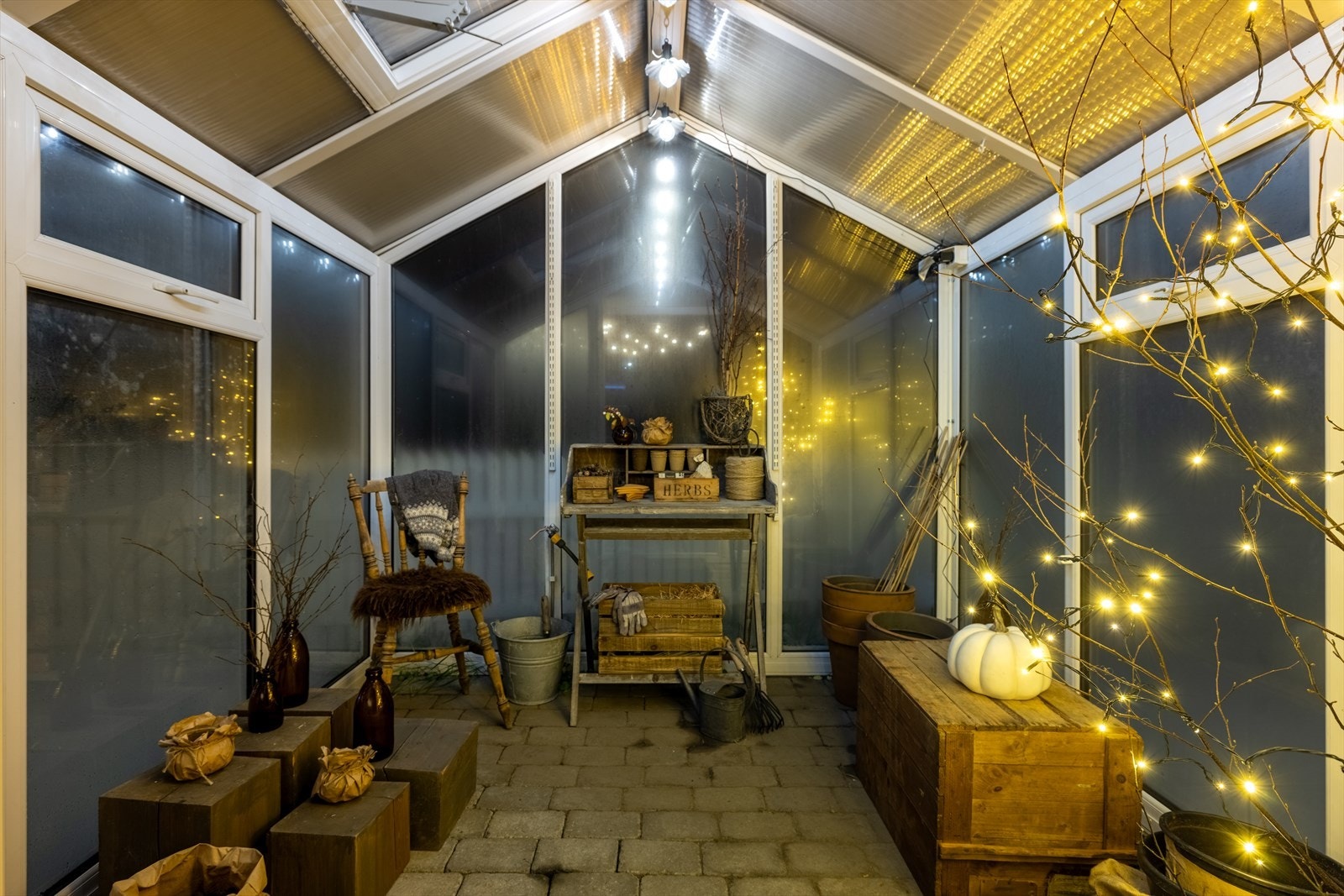 Drivhus med steinlagt gulv gir et skjermet uteområde. Galleribilde