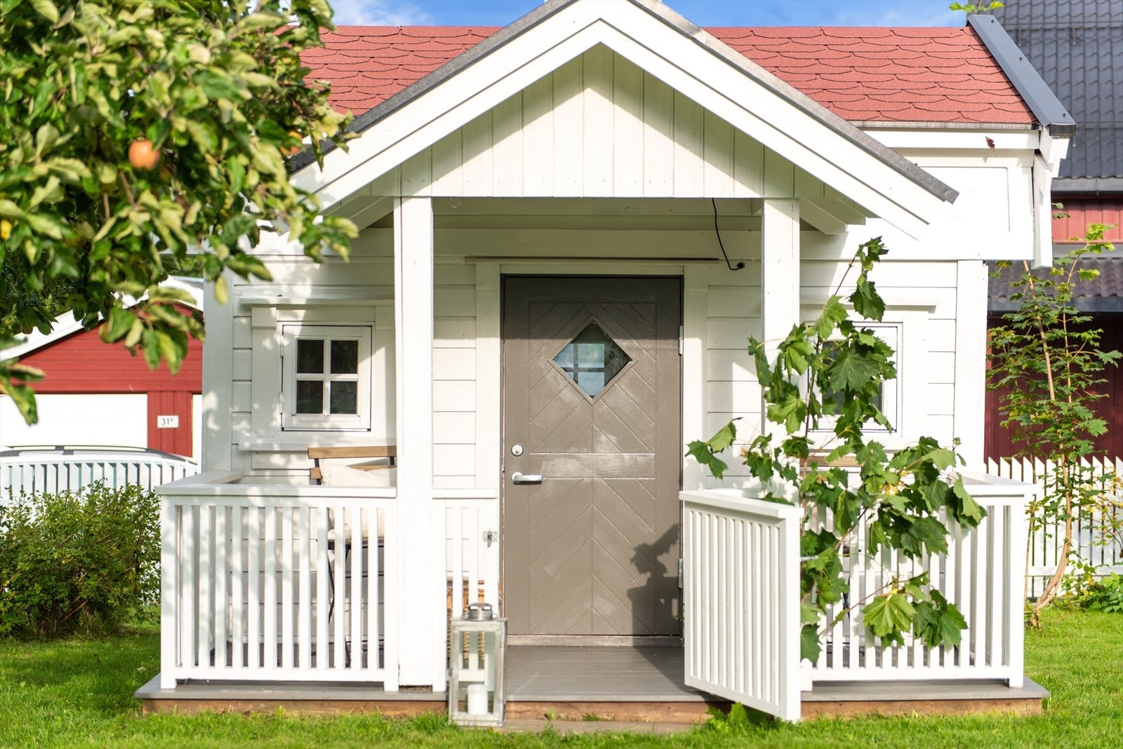 Her kan barna leke trygt og kreativt i sitt eget lille hus, mens de voksne kan nyte rolige stunder i hagen. Galleribilde