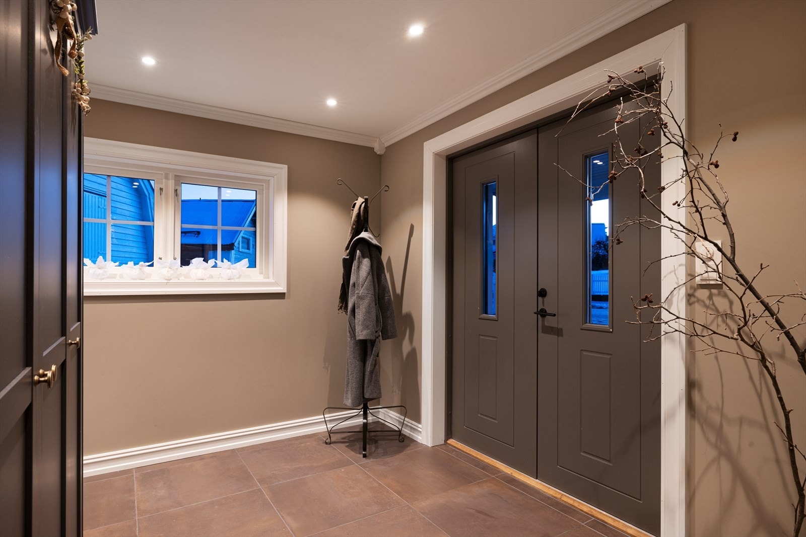 Den flotte doble inngangsdøren ønsker deg velkommen med stil og setter en herskapelig tone. Galleribilde