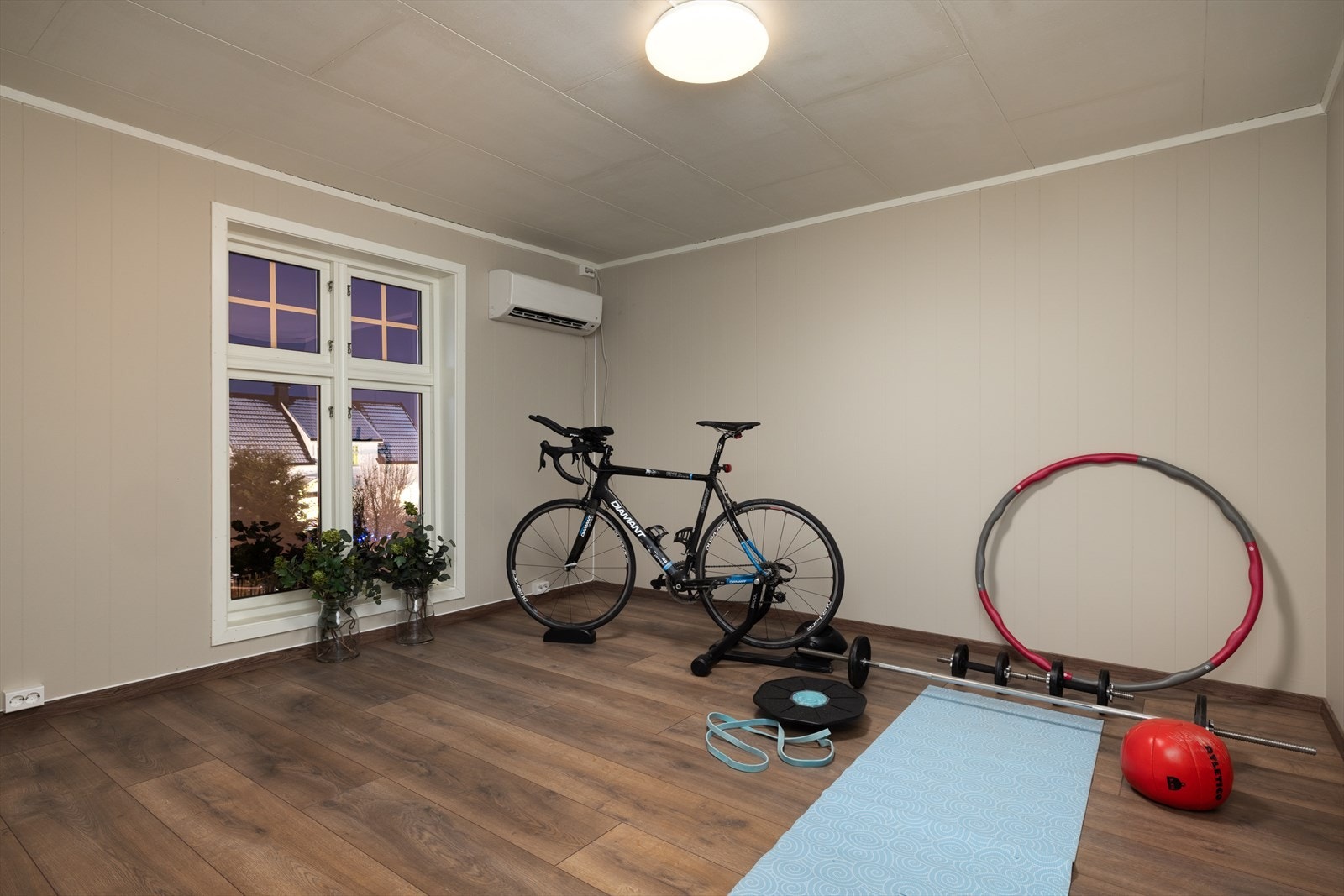 Praktisk trimrom i uthus med varmepumpe for helårsbruk. Galleribilde