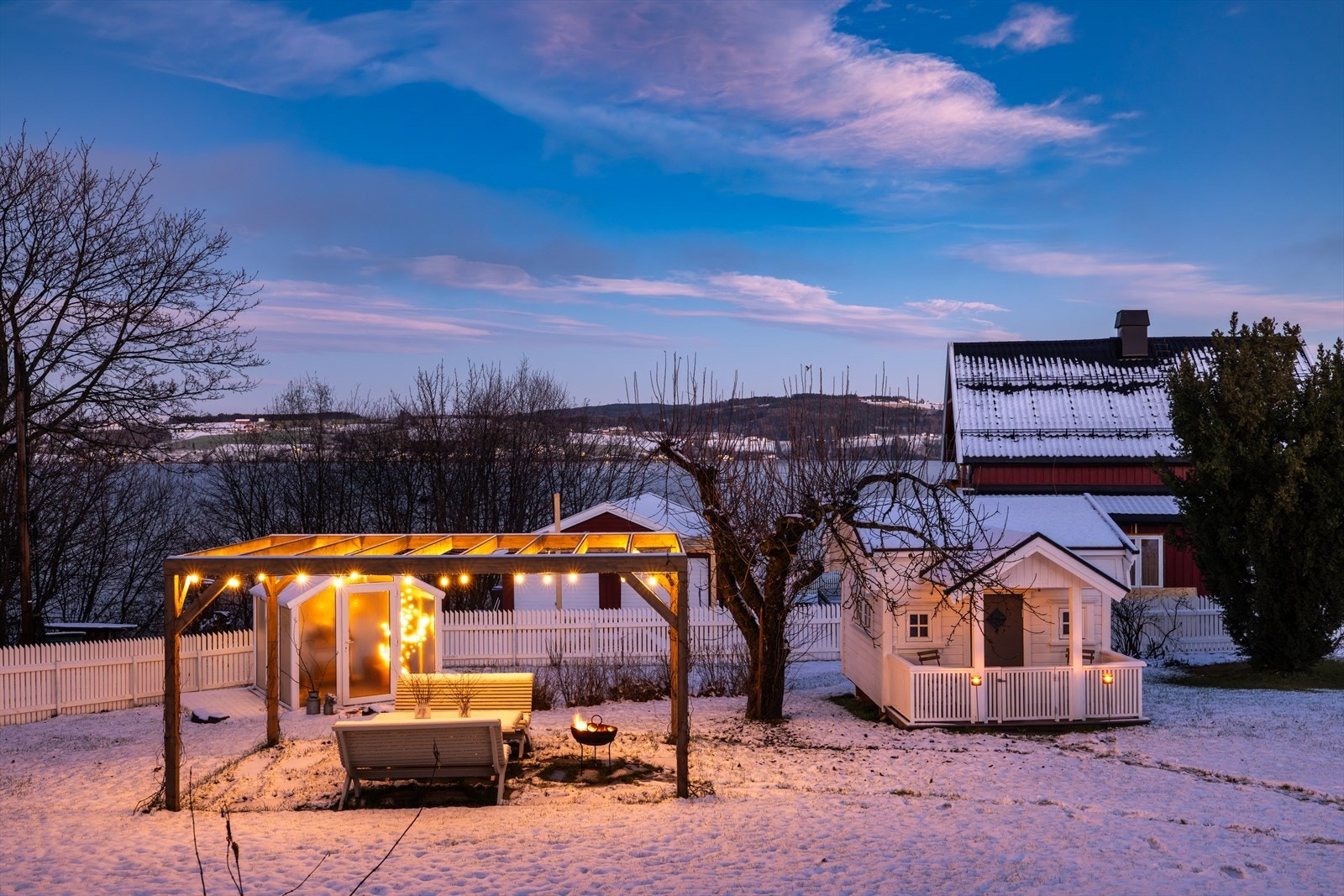 Hyggelig opparbeidet uteområde med pergola med sitteplasser, og lekestue. Galleribilde