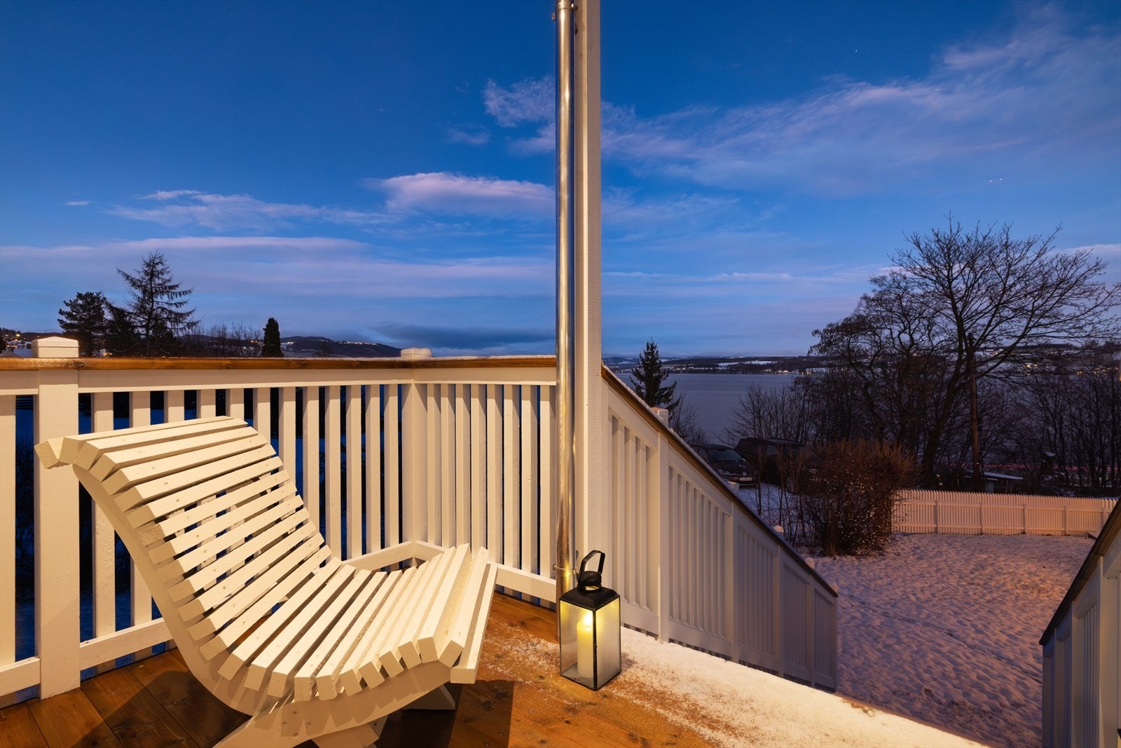 Terrasse fra vinterhagen med trapp til hageområde. Galleribilde