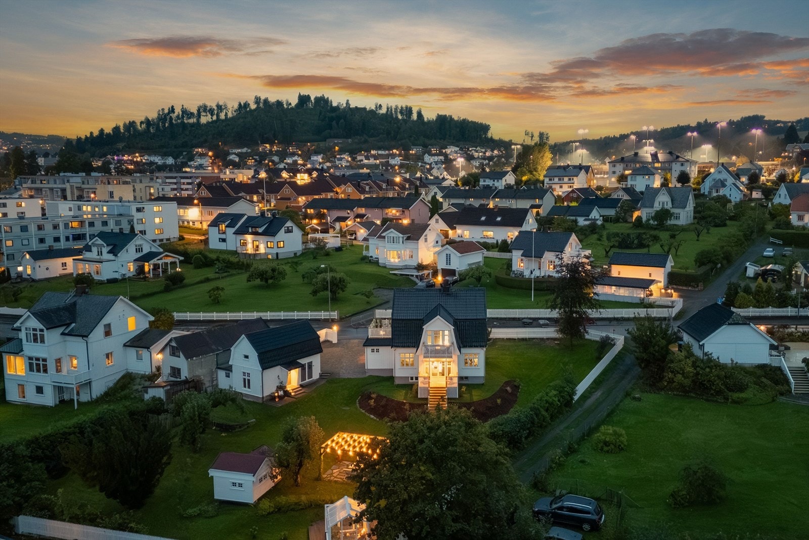 Når kvelden senker seg, kommer eiendommens sjarm virkelig til sin rett. Galleribilde