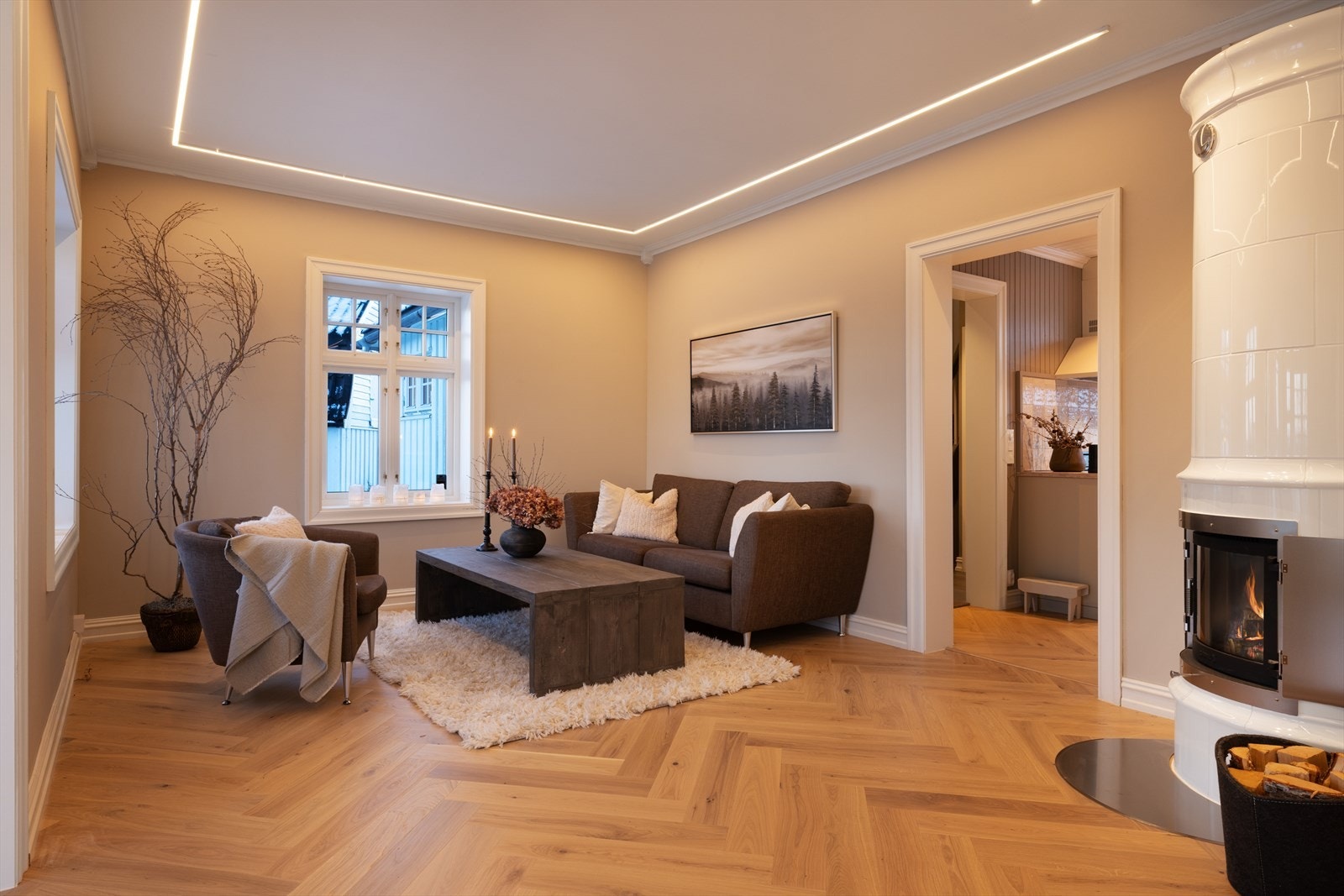 Herlig stueavdeling med god møbleringsfrihet. LED-lister i taket gir god belysning. Galleribilde