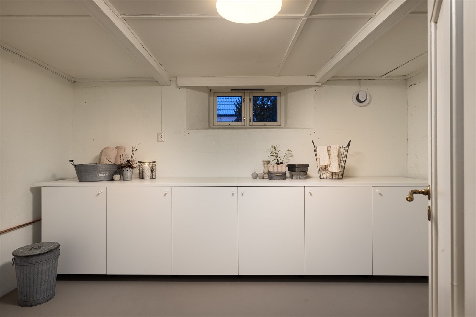 Bod/vaskekjeller med opplegg til vaskemaskin. Galleribilde