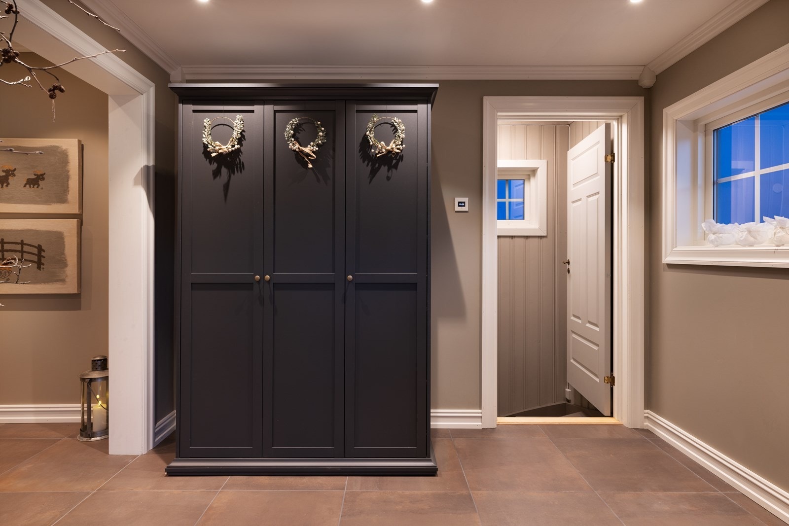 Lys og trivelig hall med flislagt gulv gir et innbydende førsteinntrykk. Galleribilde