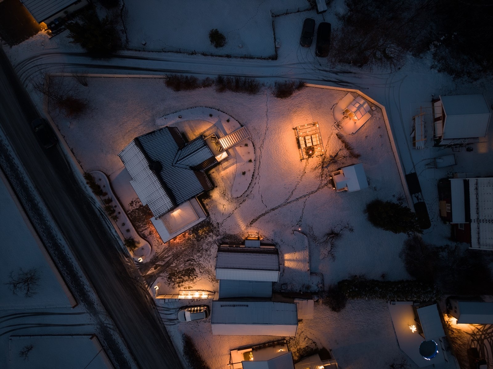 Oversiktsbilde viser eiendommens romslige tomt og struktur. Galleribilde
