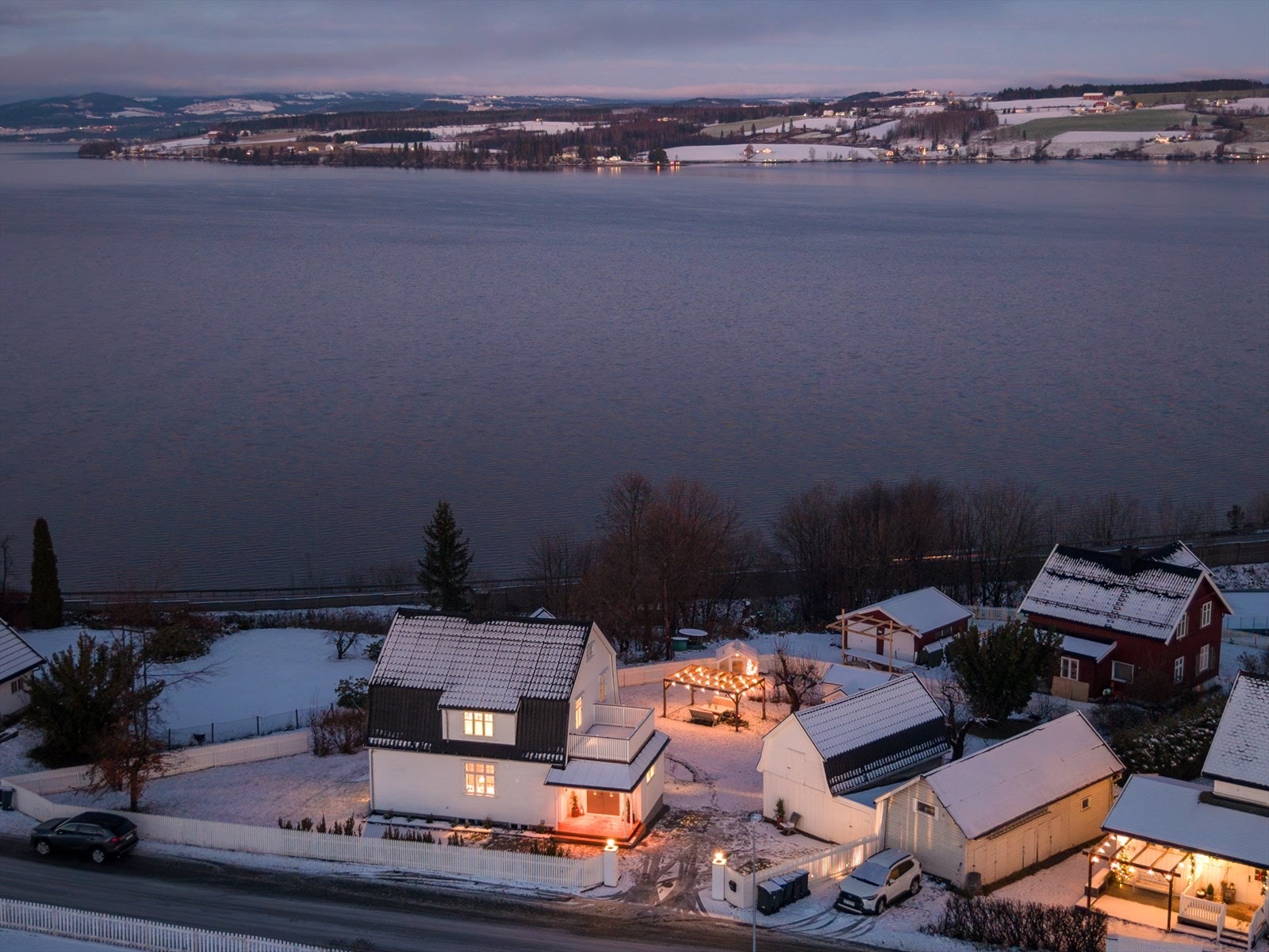 Utsikt over Mjøsa gir en naturskjønn beliggenhet. Galleribilde