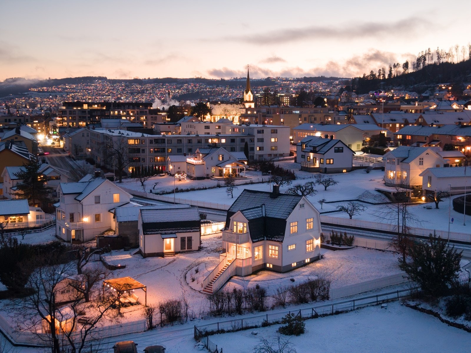 Boligen ligger sentralt i Gjøvik med nærhet til byens fasiliteter. Galleribilde