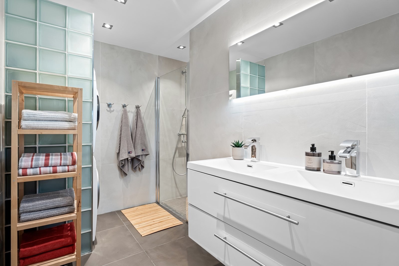 Badet ble totalrenovert og utvidet i 2015, og fremstår delikat med fliser på gulv og vegger. Galleribilde