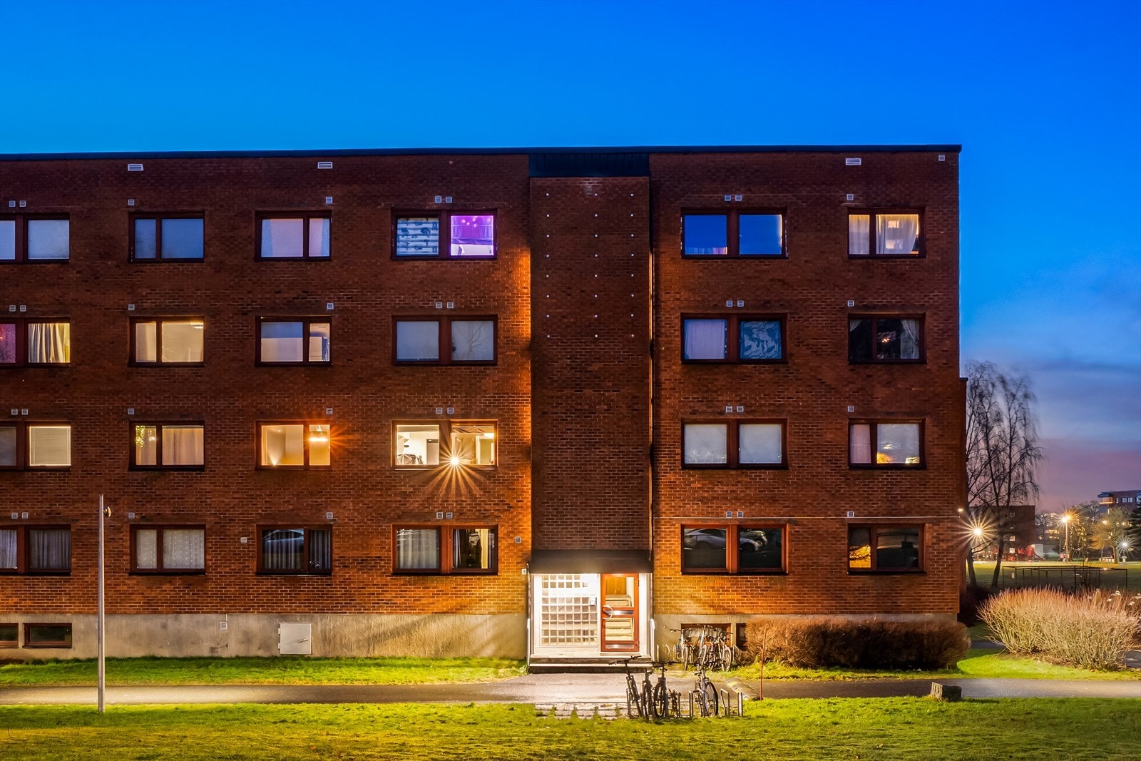 Det er kort avstand til barnehager, skoler i alle trinn, offentlig kommunikasjon og de fleste bymessige fasiliteter. Galleribilde