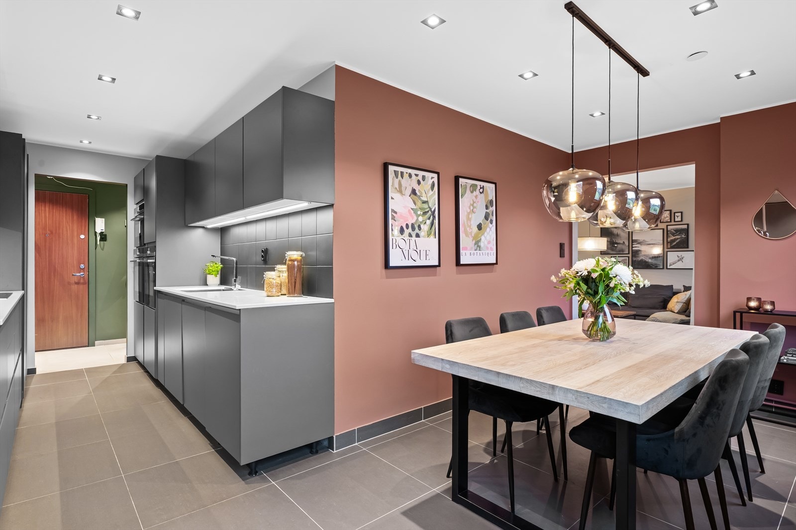 Kjøkkenet er velutstyrt og har en stilren innredning fra Kvik (2015) med glatte fronter og benkeplate i stein. Galleribilde