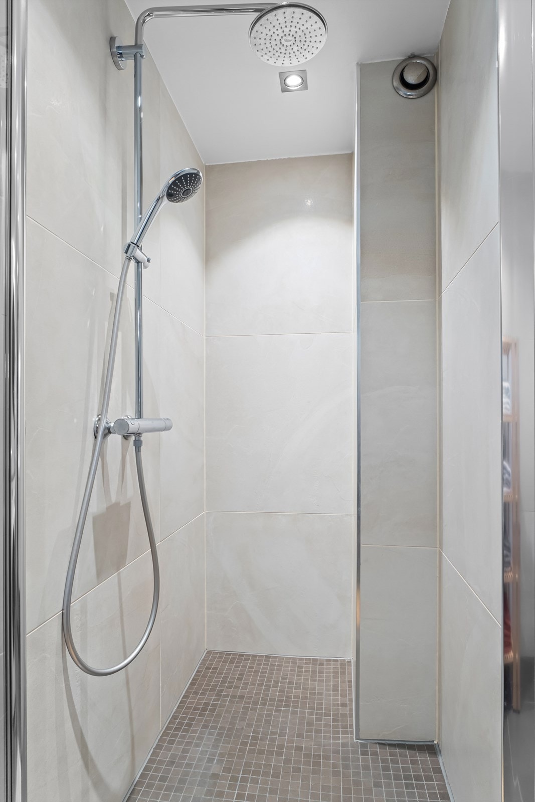 Dusjnisje med glassdør, i utvidet del av baderommet. Galleribilde