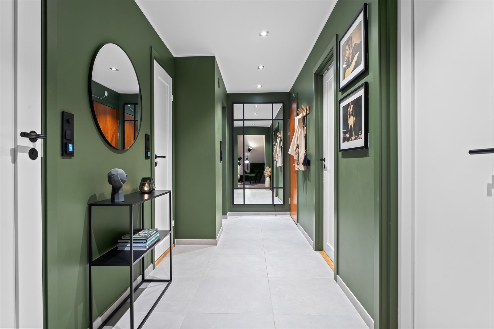 Innbydende entré med lekkert, flislagt gulv og behagelig gulvvarme. Galleribilde