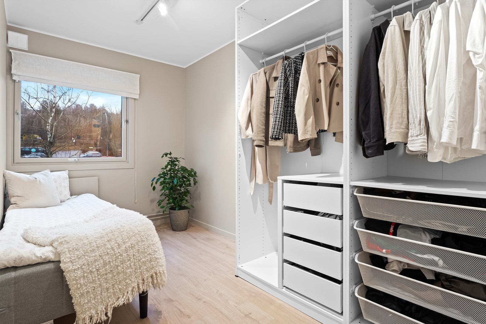 Ene soverommet er utstyrt med garderobeløsning. Galleribilde