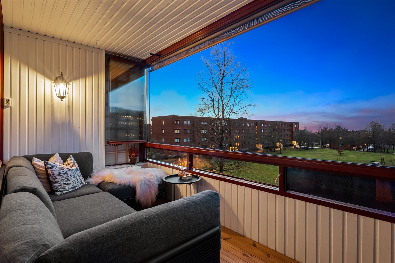 Balkongen fungerer som en forlengelse av stuen, og innglassingen gjør at utetiden kan nytes lengre. Galleribilde