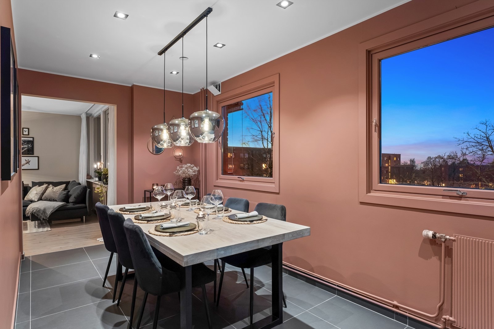 Det er god plass til stort spisebord i tilknytning til kjøkkenet. Galleribilde