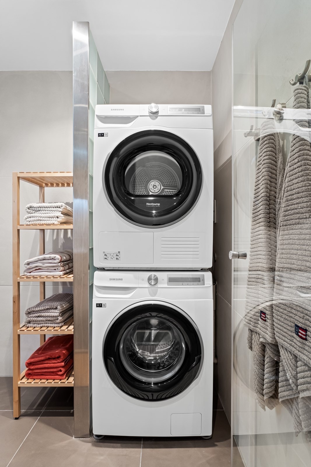 Rommet kombineres med vaskerom, og har egen nisje med opplegg for vaskemaskin og tørketrrommel. Galleribilde